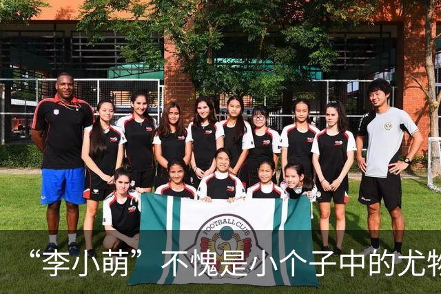 “李小萌”不愧是小个子中的尤物女神，穿黄色吊带连衣裙，美炸了