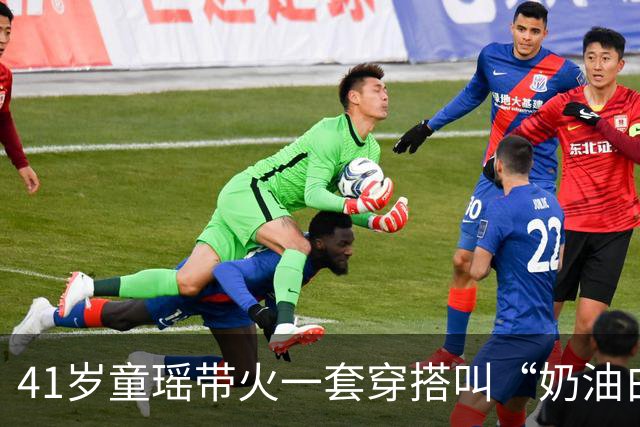 41岁童瑶带火一套穿搭叫“奶油白大衣+黑色连衣裙”，美如白月光
